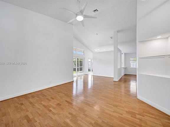 3rd image of 941 Briar Ridge Rd