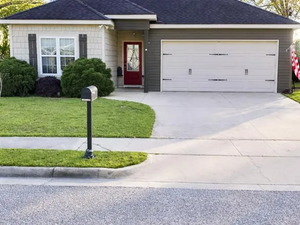 137 Gracebrook Ct, Headland, AL 36345