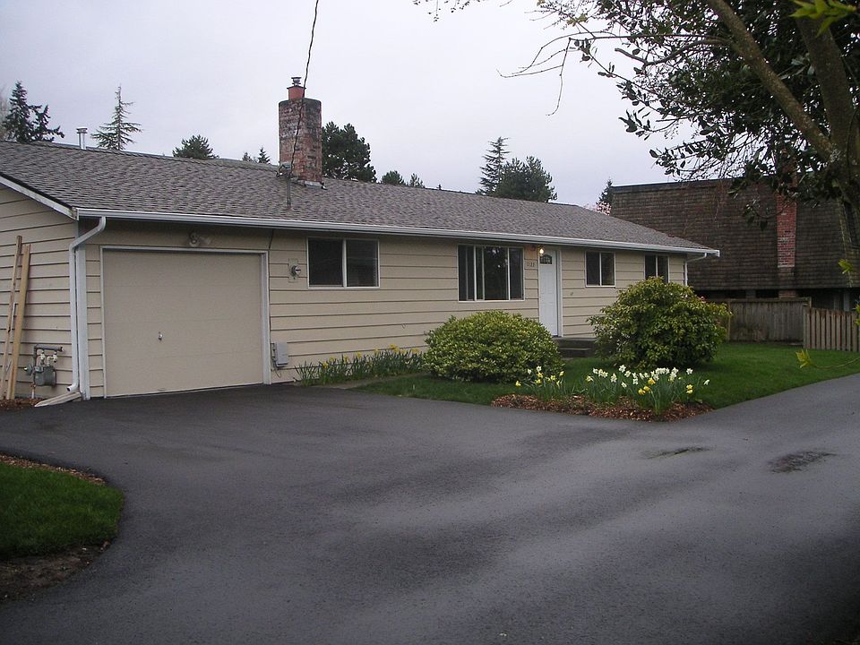 At end of private drive with parking for RV, etc