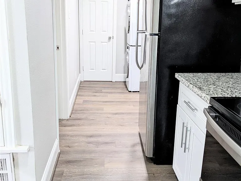 813 1/2 Alexander St #1 — Photo 5