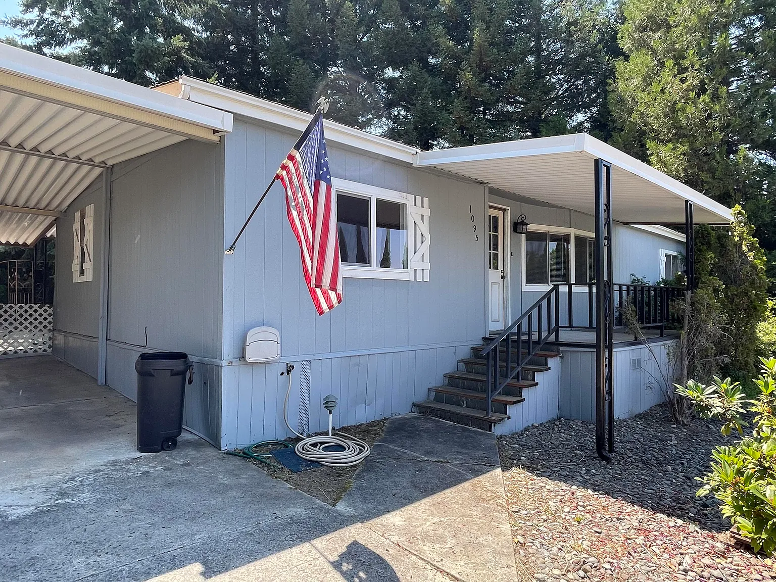 1095 Lee Roze Ln photo 1