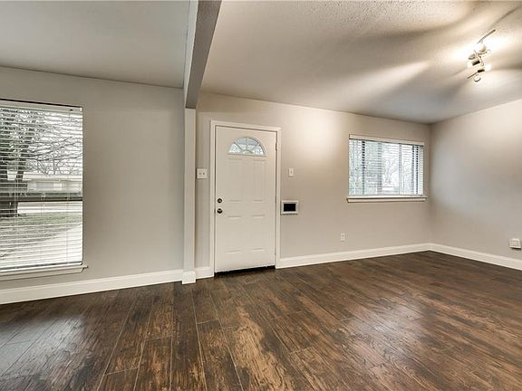 3rd image of 713 Lakeside Dr