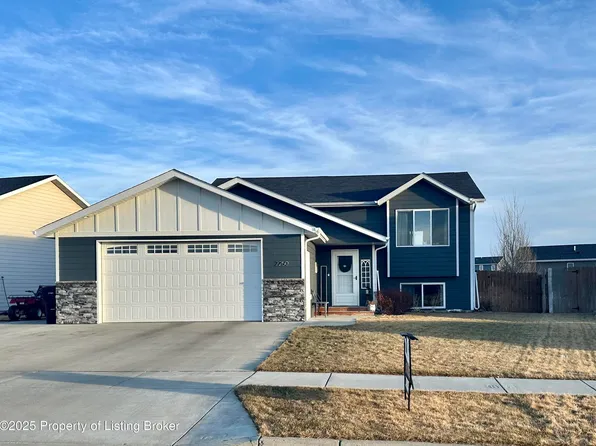 2250 Arapaho Ct, Dickinson, ND 58601