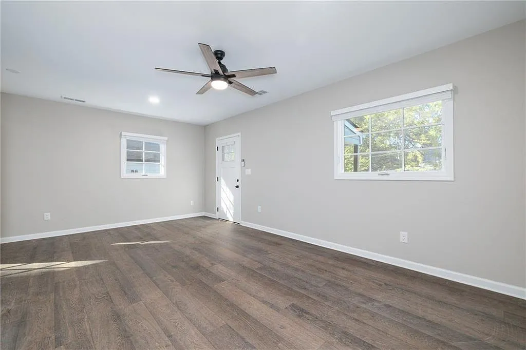 3 bed, 2.0 bath, 1100 sqft, $2,000 — Photo 3