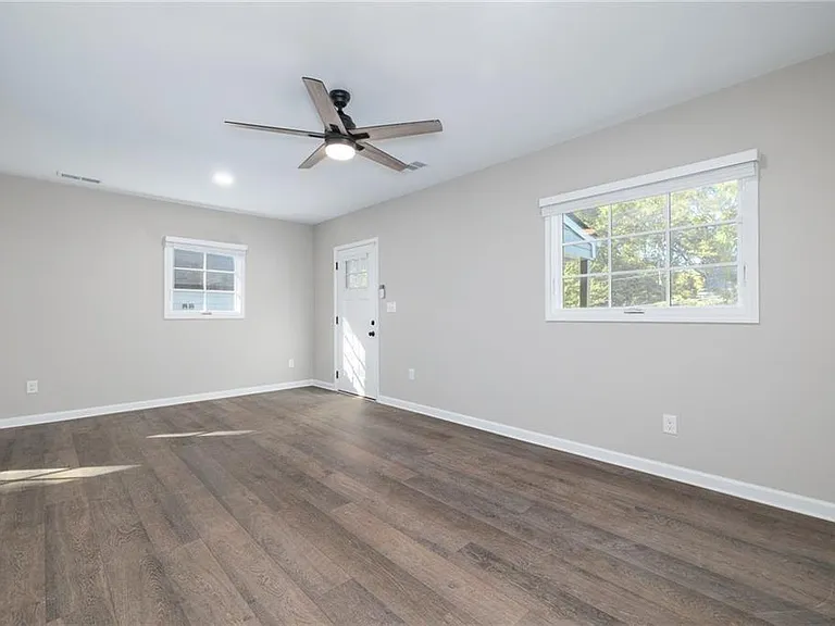 896 Oakland Dr SW — Photo 3