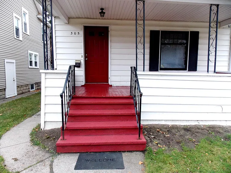 305 Smith Ave — Photo 2