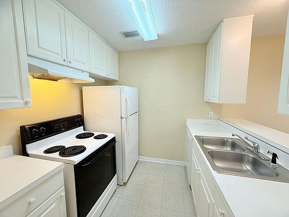 3rd image of 2002 Wyatt St #A