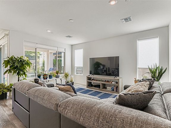 4th image of 116 Lake Oasis St