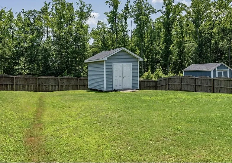 909 Amanda Dr — Photo 11