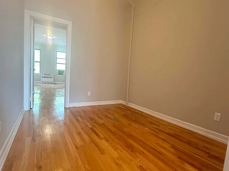 501 Graham Ave #2L — Photo 3