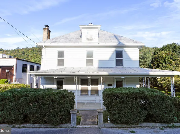 265 Harrison Ave, Berkeley Springs, WV 25411