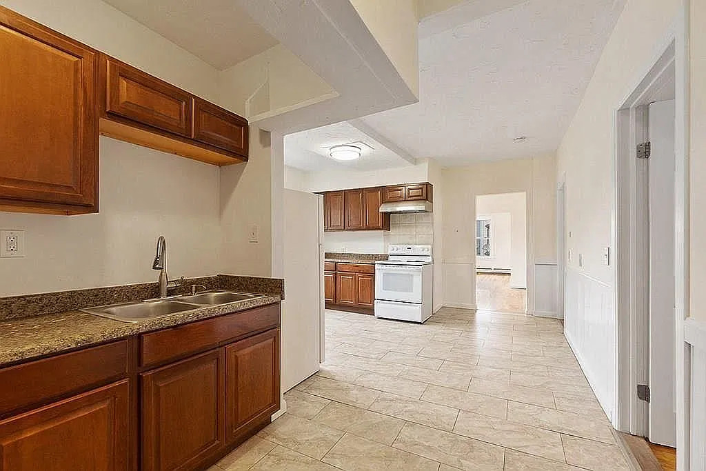 3 bed, 3012 sqft, $2,000 — Photo 1