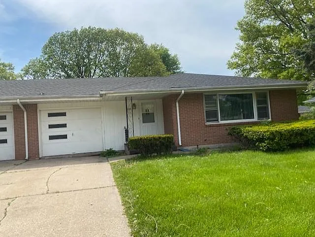 1207 Eastview Rd — Photo 3