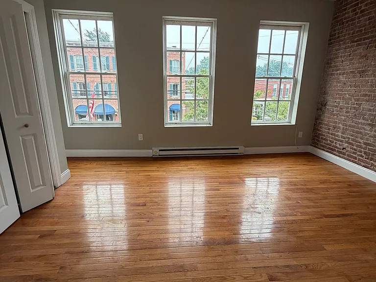 1105 Main St #1 — Photo 4