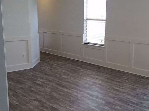 3rd image of 400 Oak Springs Ln