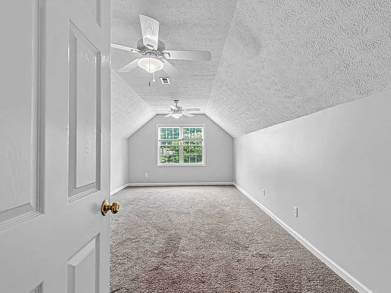 209 Lansing Ct — Photo 38