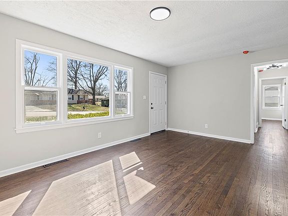 3rd image of 6810 Fairlane Dr