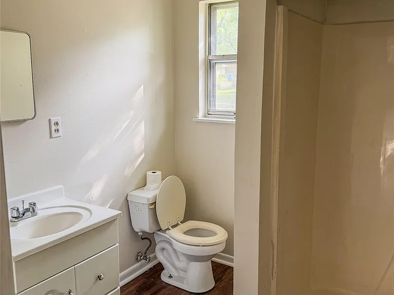 109 Lakeway Dr — Photo 14