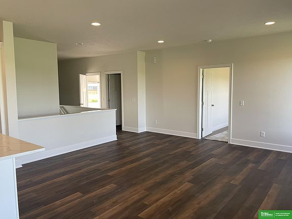 4th image of 465 Thornbird Dr