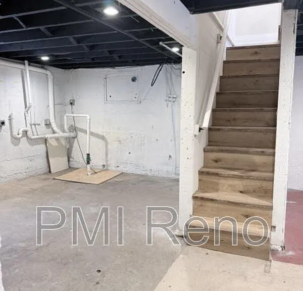 611 E 2nd St — Photo 11