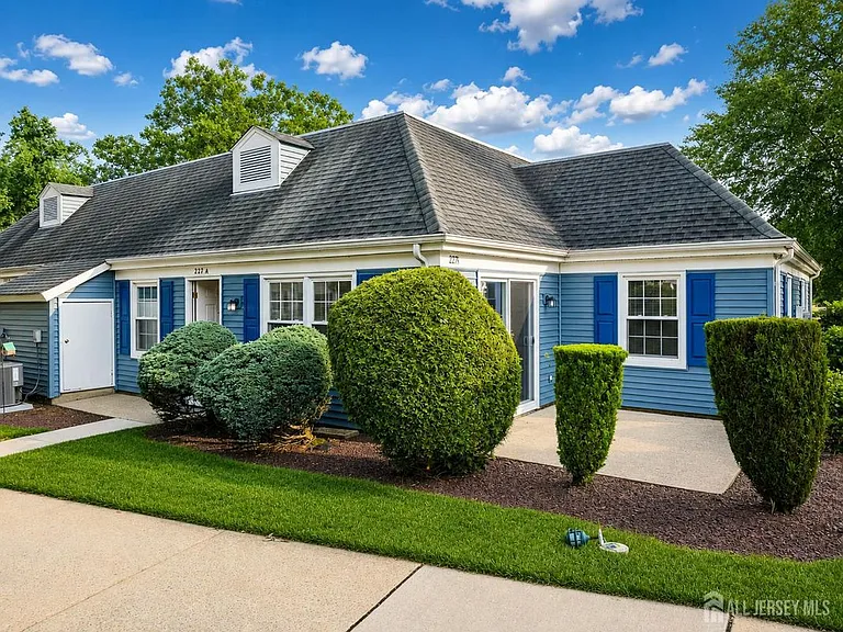 227 Manchester Ln — Photo 1