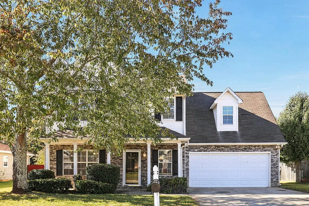 4 bed, 2.5 bath, 1869 sqft, $1,975 — Photo 1