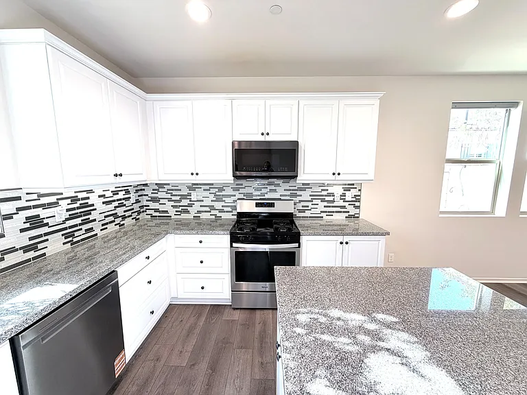 Kitchen - features Microwave, Granite Counter Tops, Gas Range Stove