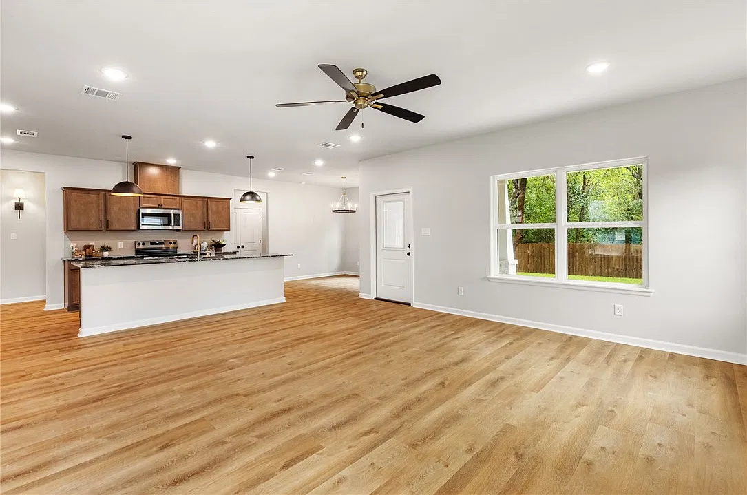 3 bed, 1600 sqft, $2,400 — Photo 4