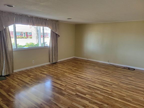5th image of 116 N Holiday Dr