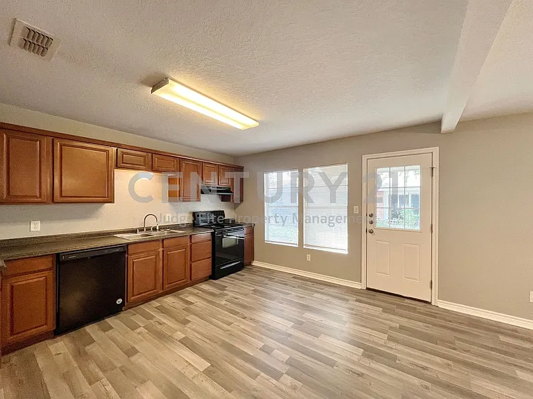 450 Everett St — Photo 7