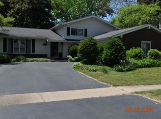 104 N Greenwich Ln, Geneva, IL 60134