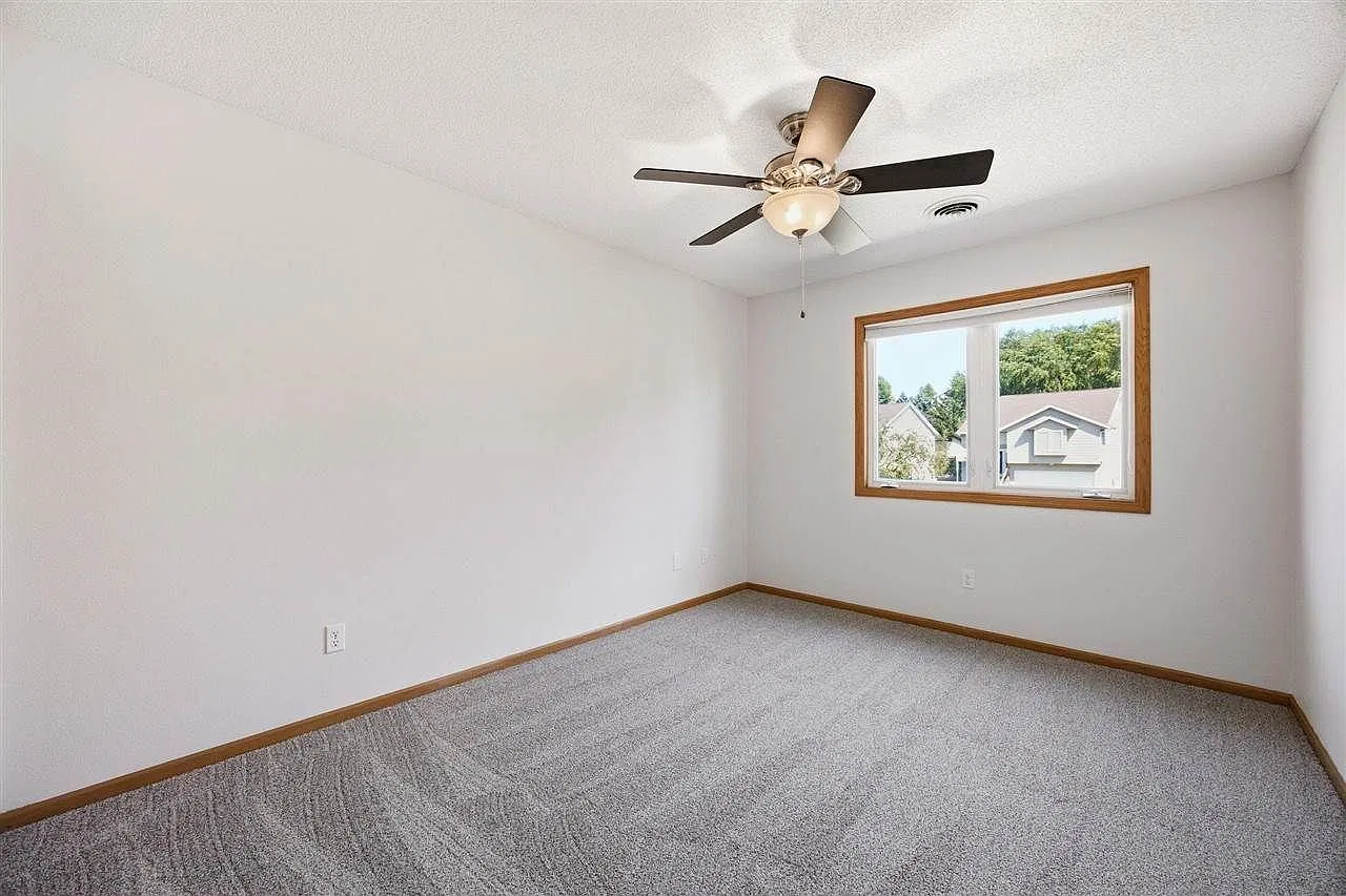4 bed, 2076 sqft, $2,700 — Photo 4