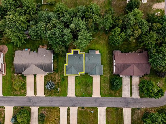 3rd image of 102 N Aquila Ct
