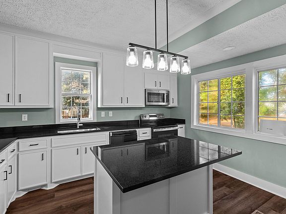 5th image of 4098 Pine Hill Dr