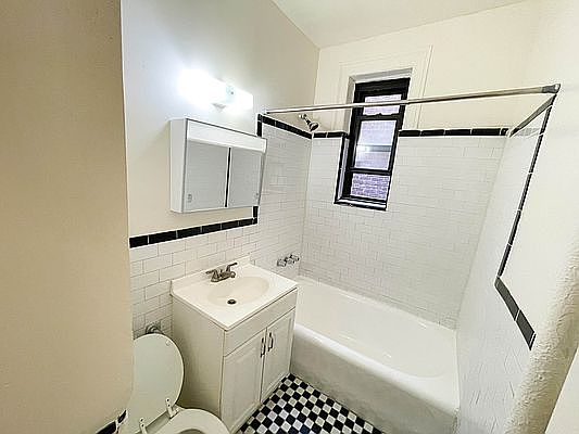 2nd image of 28-02 Crescent St #C