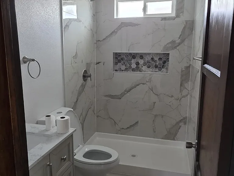 1042 Franklin Ave — Photo 5
