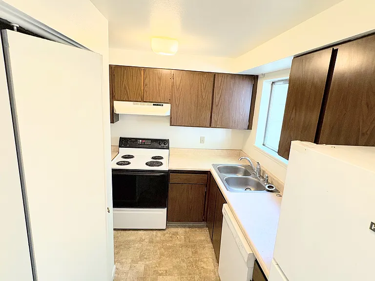 1042 E Krall St — Photo 6