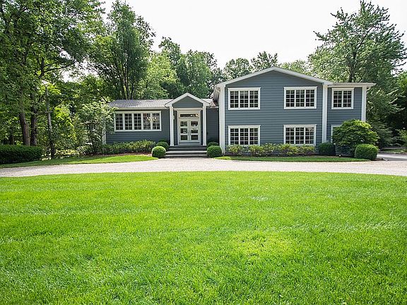 3rd image of 8 Leatherstocking Ln