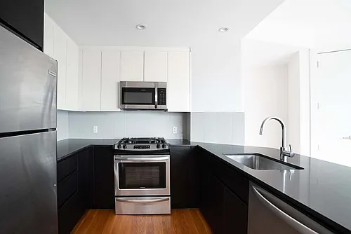 3143 Vernon Blvd Photo 1