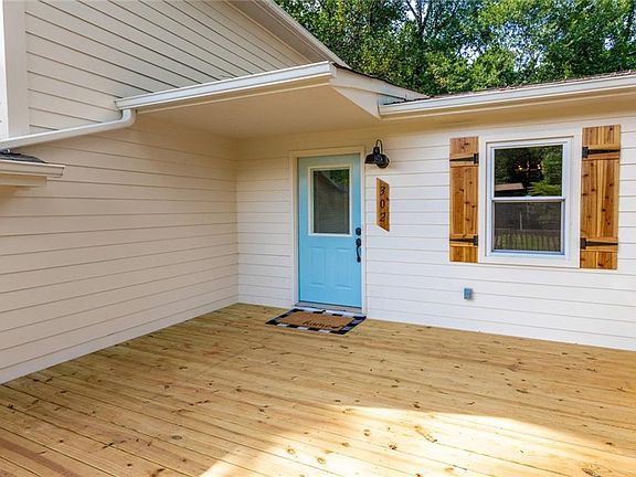 3rd image of 302 Summer Ct