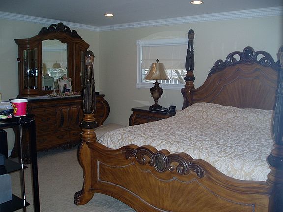 Large Master with recessed lights/crown molding