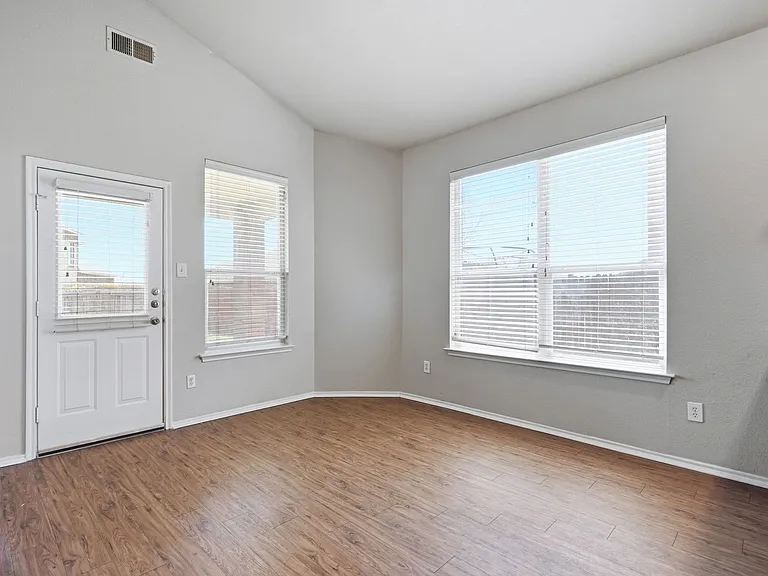 1113 Beaverwood Ln — Photo 4