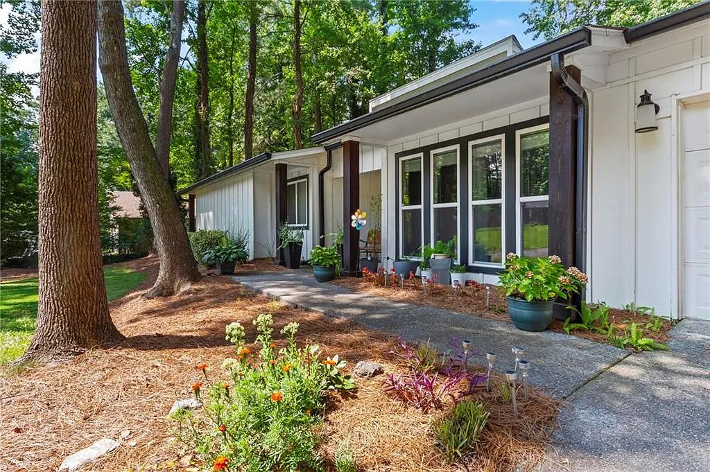 3 bed, 2.0 bath, 1827 sqft, $2,800 — Photo 2