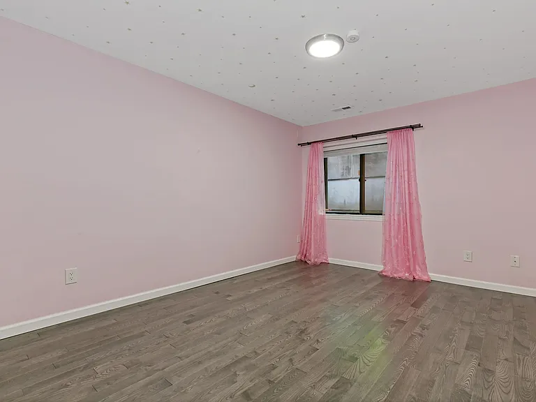 343 N Greeley Ave — Photo 17