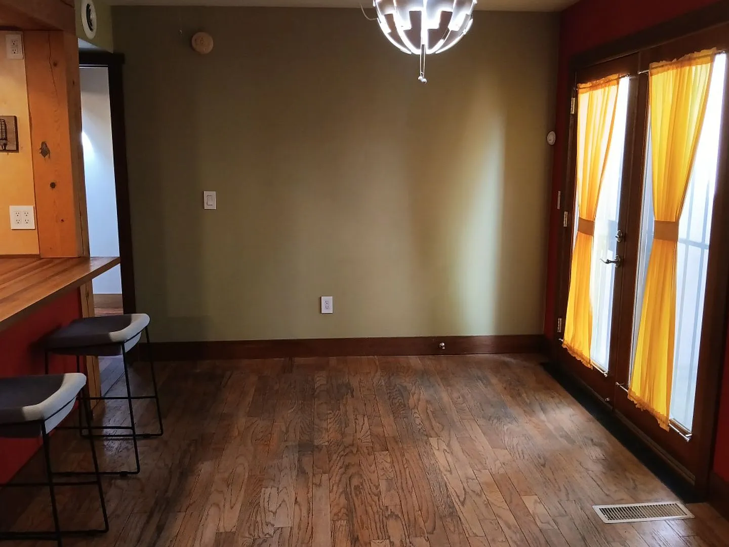 2 Bedroom, 2 Bathroom Home! Schedule a Showing Today! — Photo 3