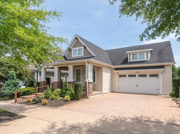 1158 Farrow Dr, Charlottesville, VA 22901