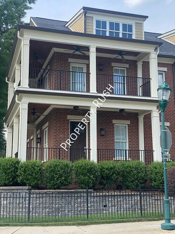 105 E 3rd St. - Luxurious 3 bed/2.5 bath townhome in downtown Chattanooga! $4,050/mo. — Photo 4
