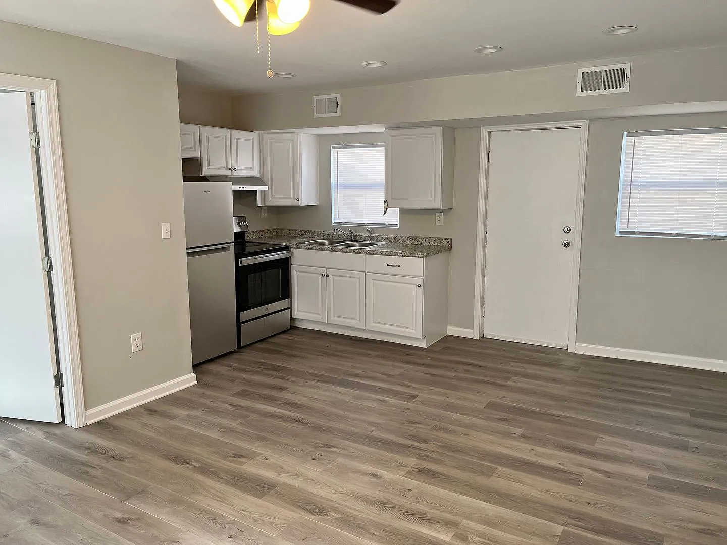 1 Bedroom with Garage in Alton — Photo 2