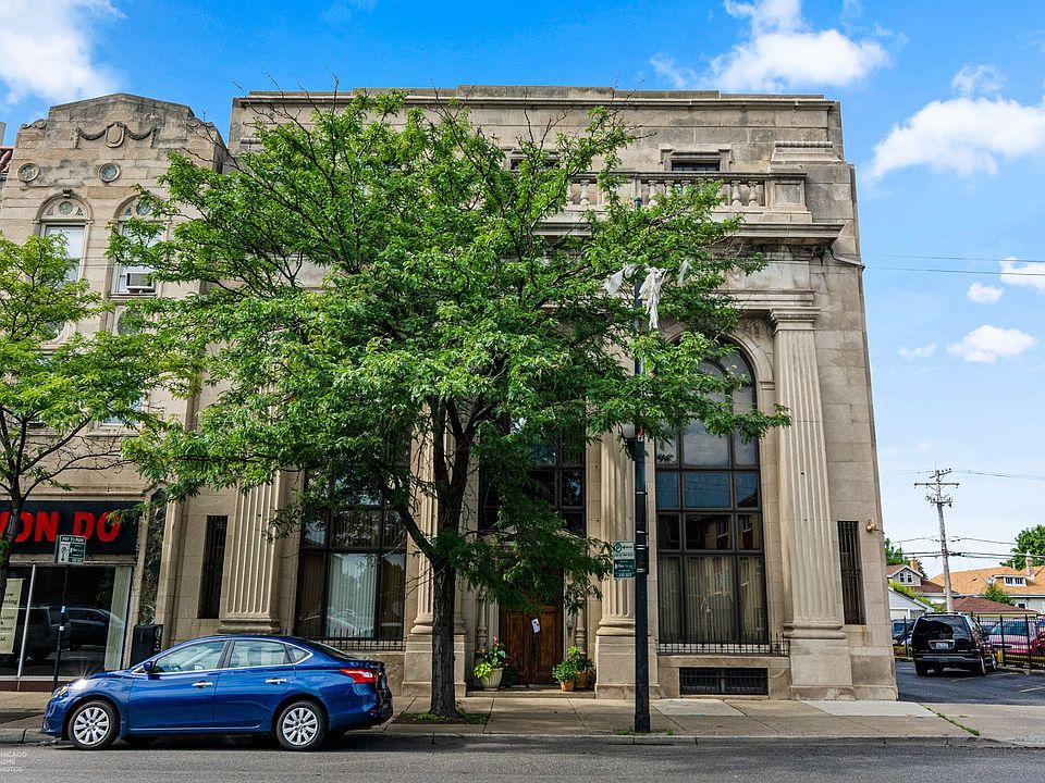 Outdoor former Bank Townhome