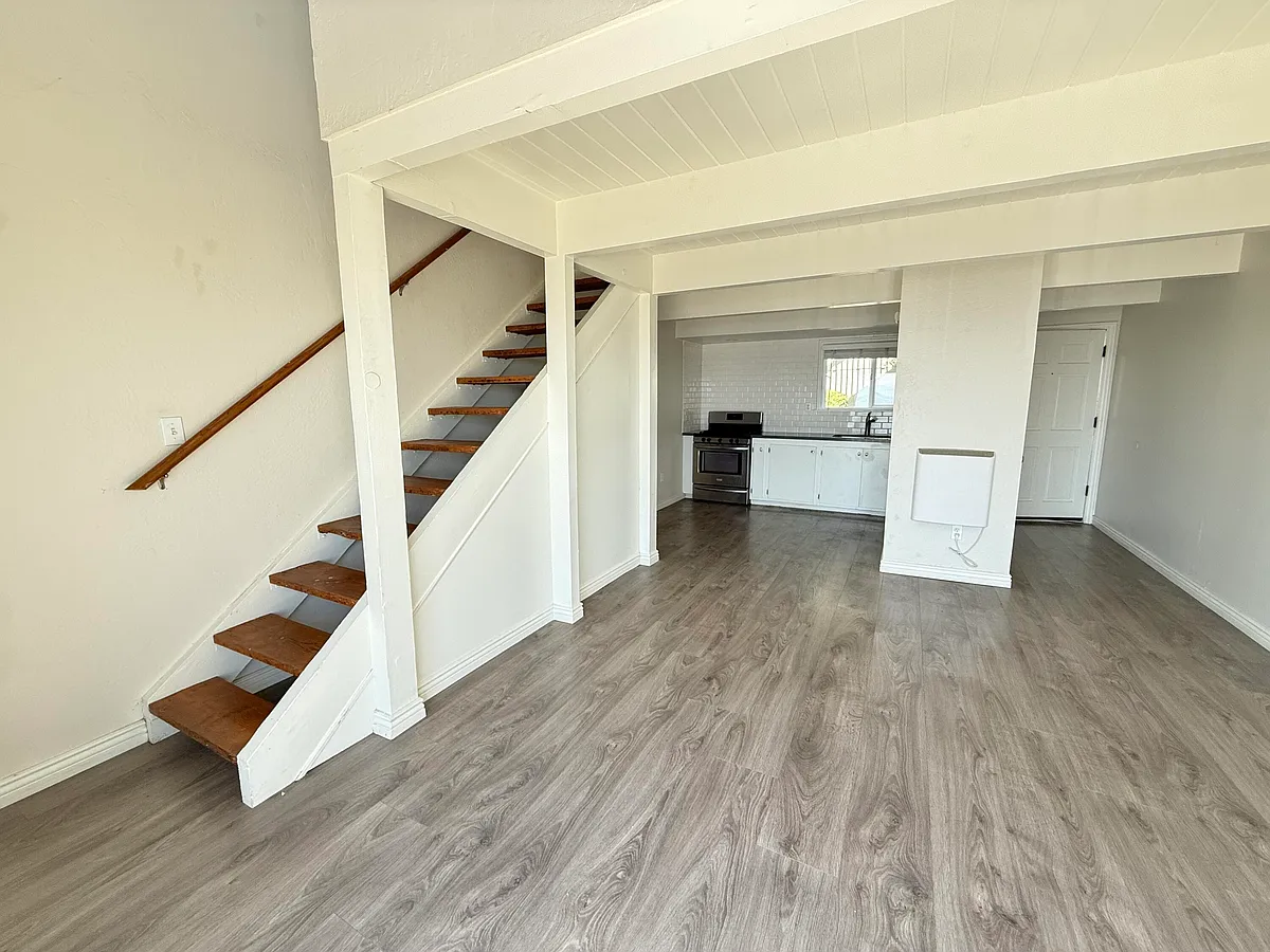 Building Photo - 156 Olive St #7